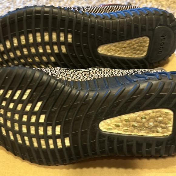 Yechei Yeezy Boost 350 V2 - Picture 8 of 8